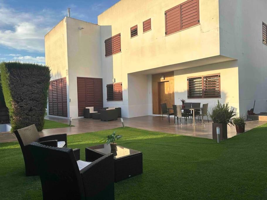 Modern 5-Bedroom Villa With Pool Montequinto Exterior foto